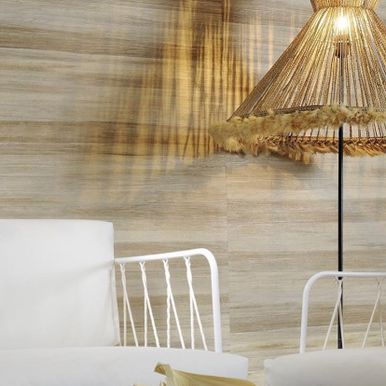 Hvite stoler med lampe