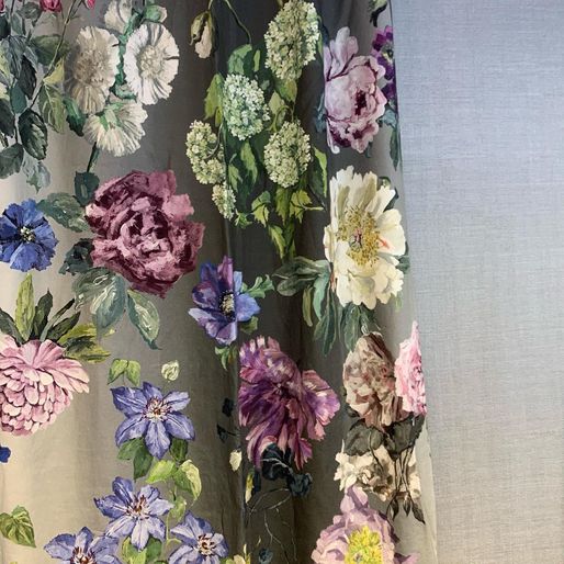 Gardin med rosa, lilla og hvite blomster