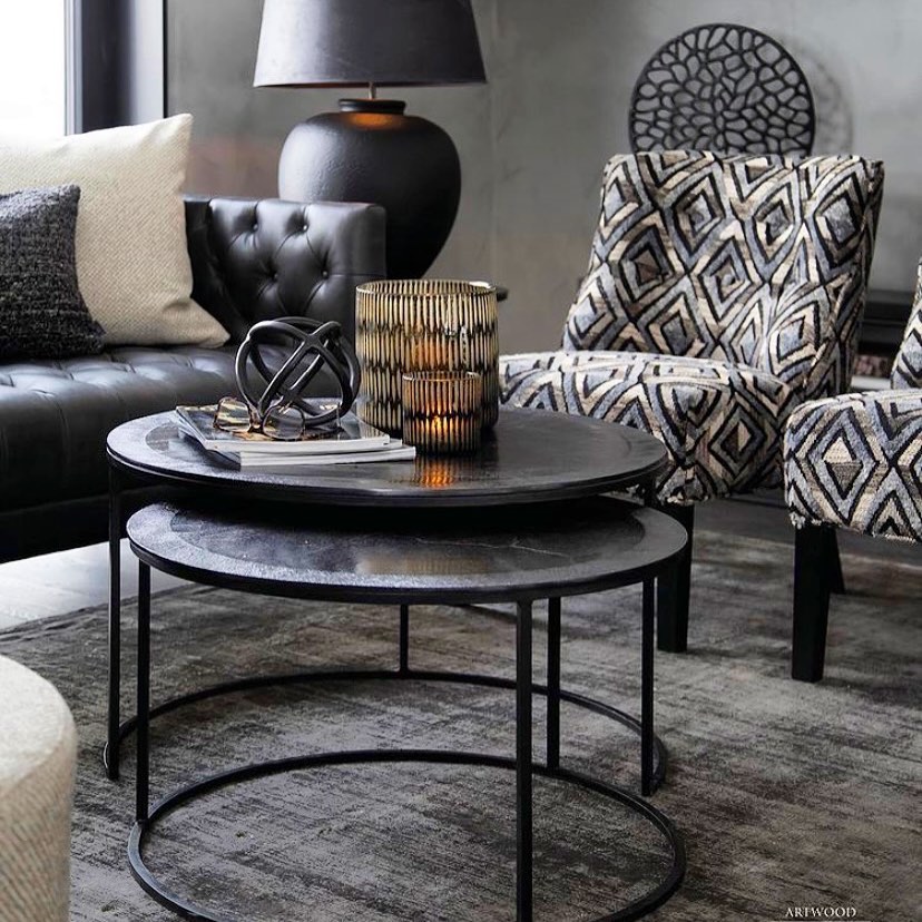 Svart sofa, mønstrete stoler