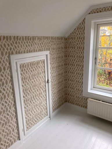 Beige og grå mønstret tapet